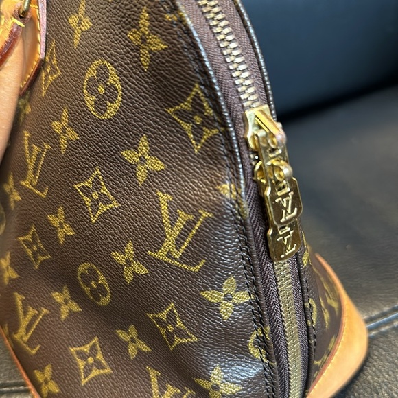 Louis vuitton Alma purse monogram. Beautiful, great condition inside and out. - Picture 4 of 11